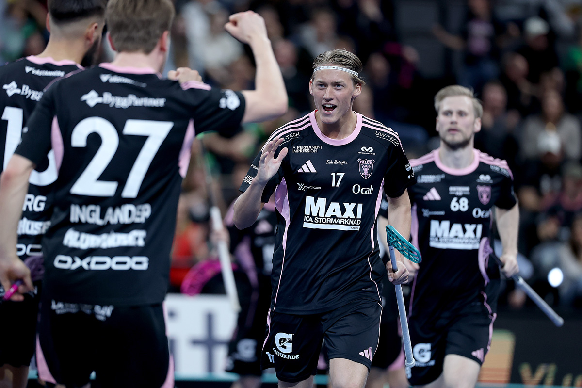 IBF Falun-spelare i full fart under match
