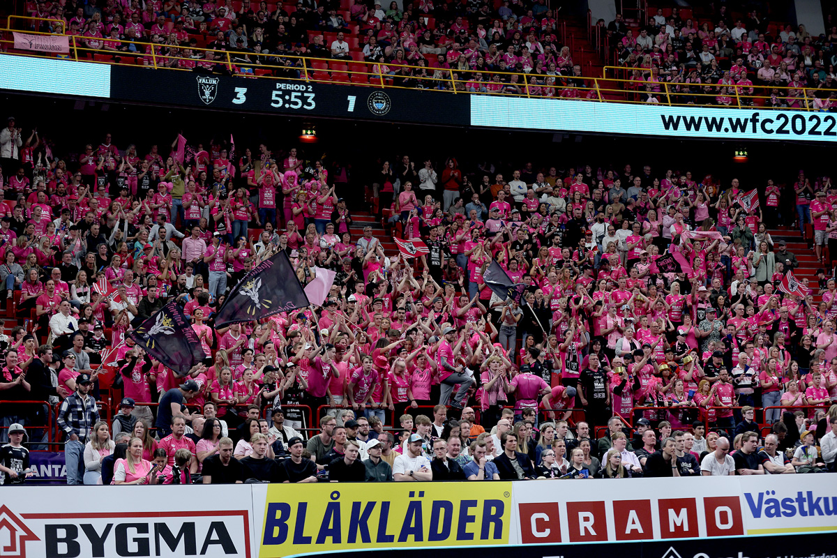 Publik och medlemmar i Uw-Tech Arena