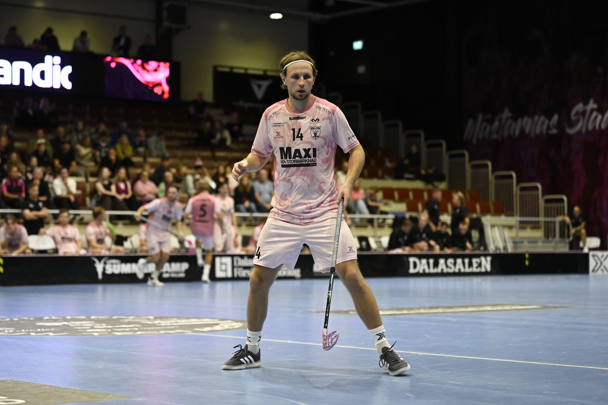 IBF Falun-spelare i full fart under match